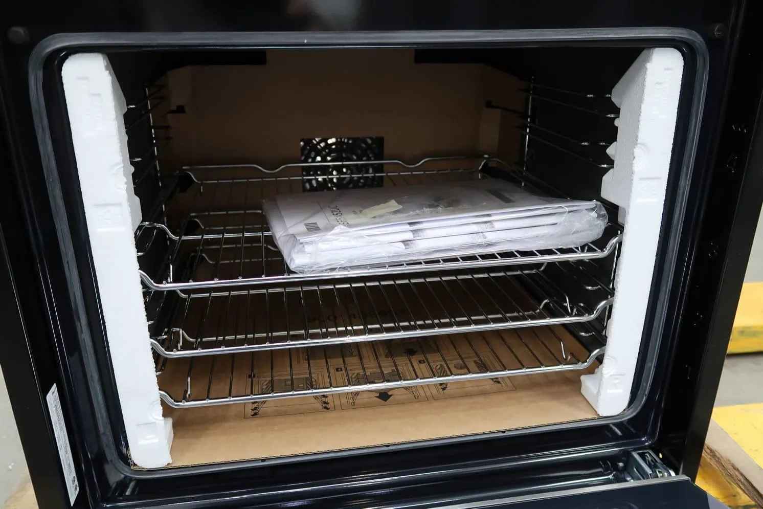 Bosch 500 Series 24" 11 Mode SS Home Connect Single Electric Wall Oven HBE5452UC