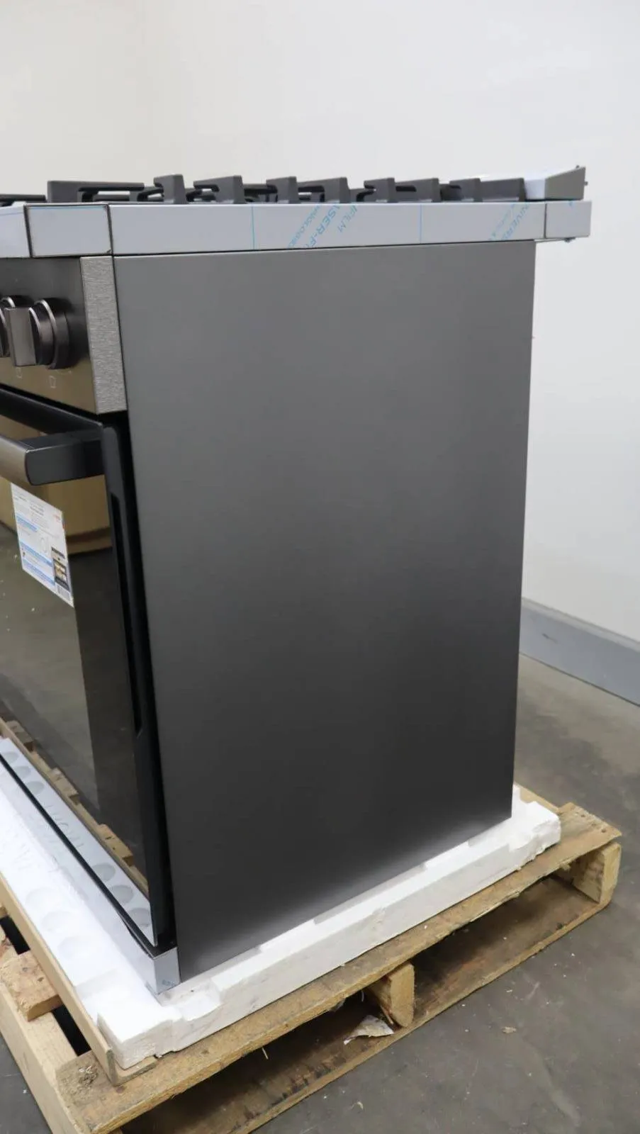 Bosch 800 Series 30" BLK Stainless 5 Sealed Burners Dual Fuel Range HDS8045U
