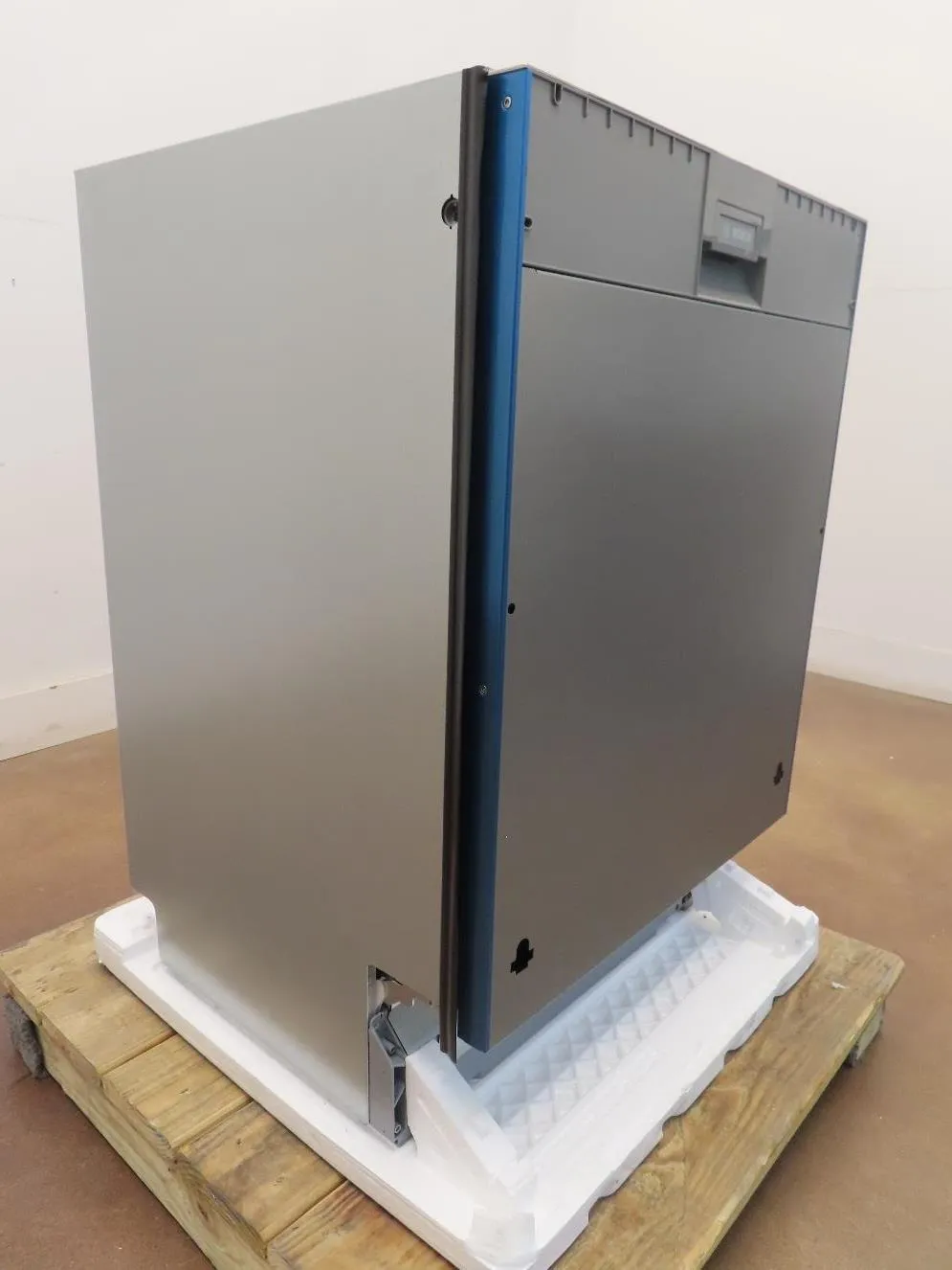 Bosch Benchmark Series SHV89PW73N 24" 39 dBA Dishwasher Full Warranty PanelReady