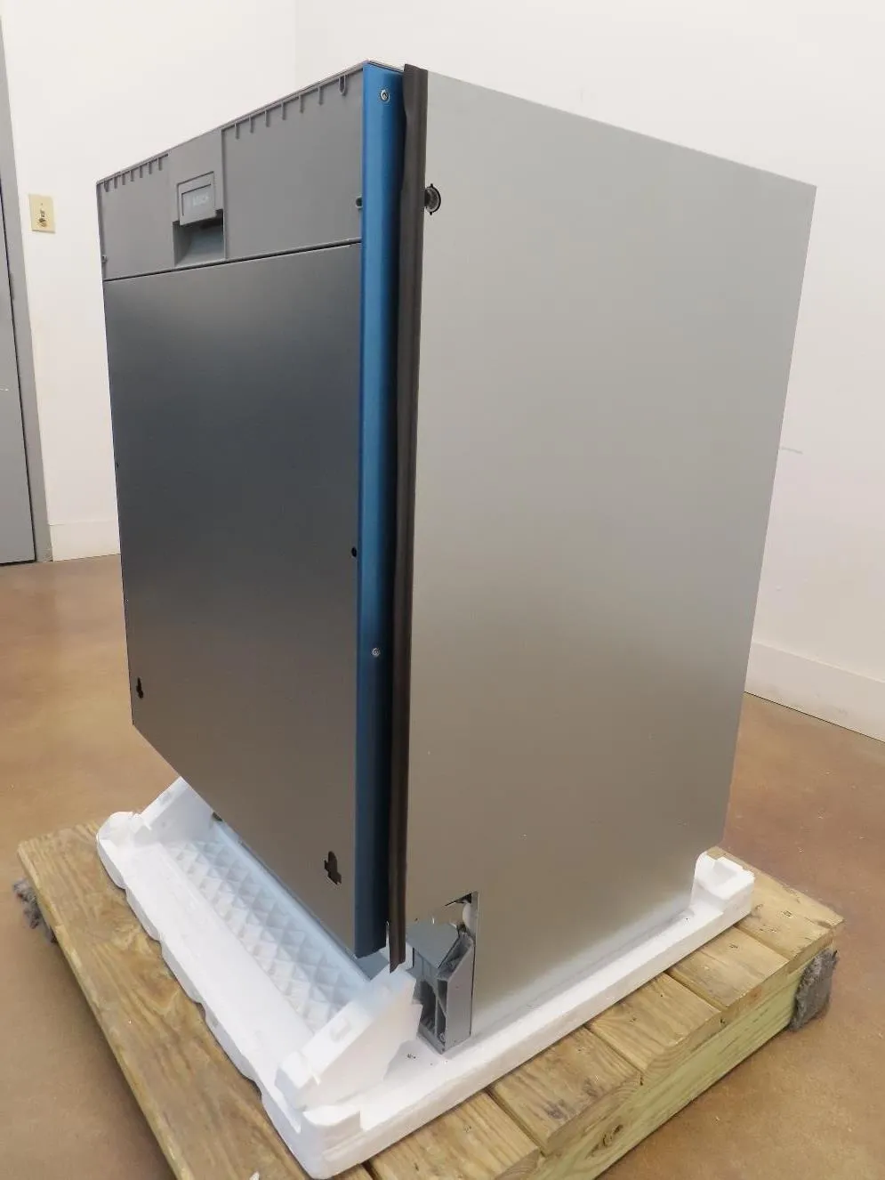 Bosch Benchmark Series SHV89PW73N 24" 39 dBA Dishwasher Full Warranty PanelReady