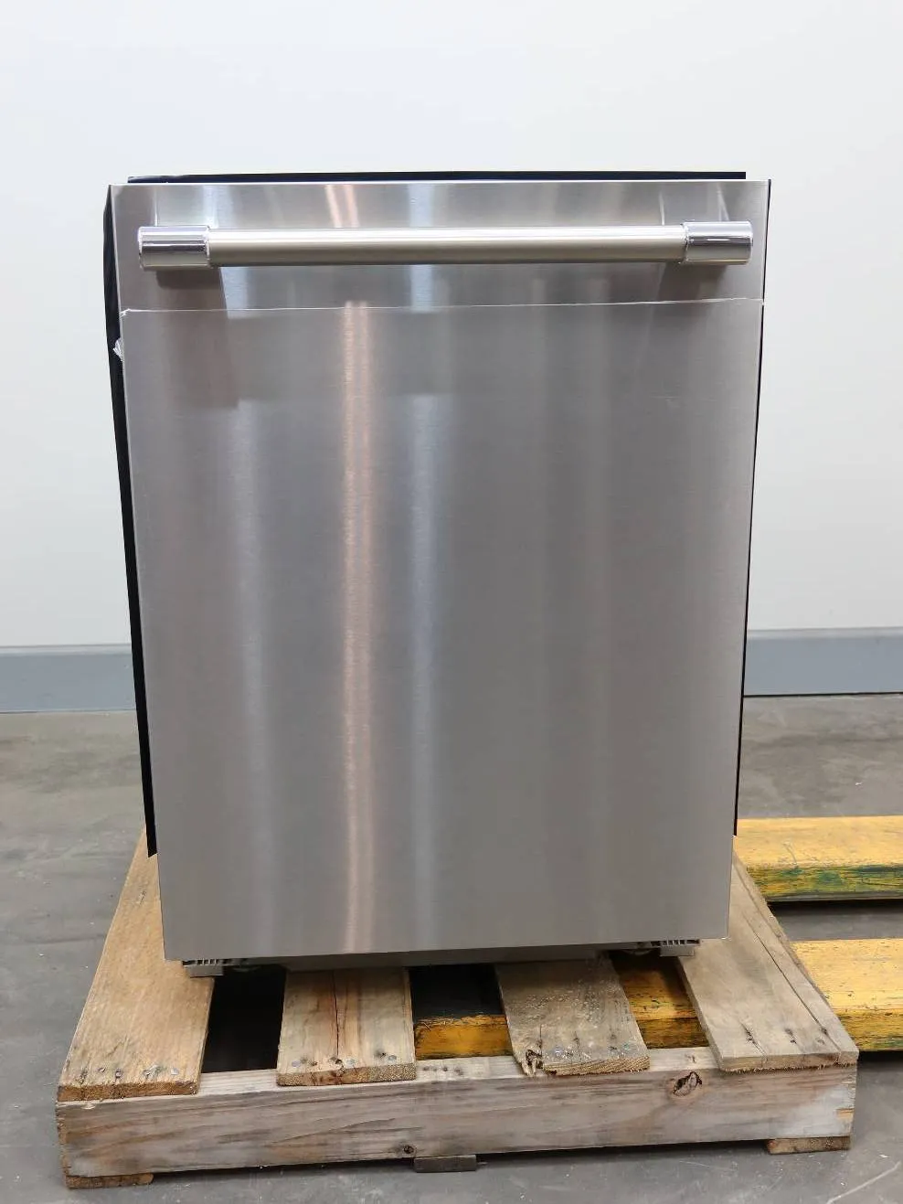 Thermador 24 Inch Fully Integrated Emerald Series Smart Dishwasher DWHD560CFP