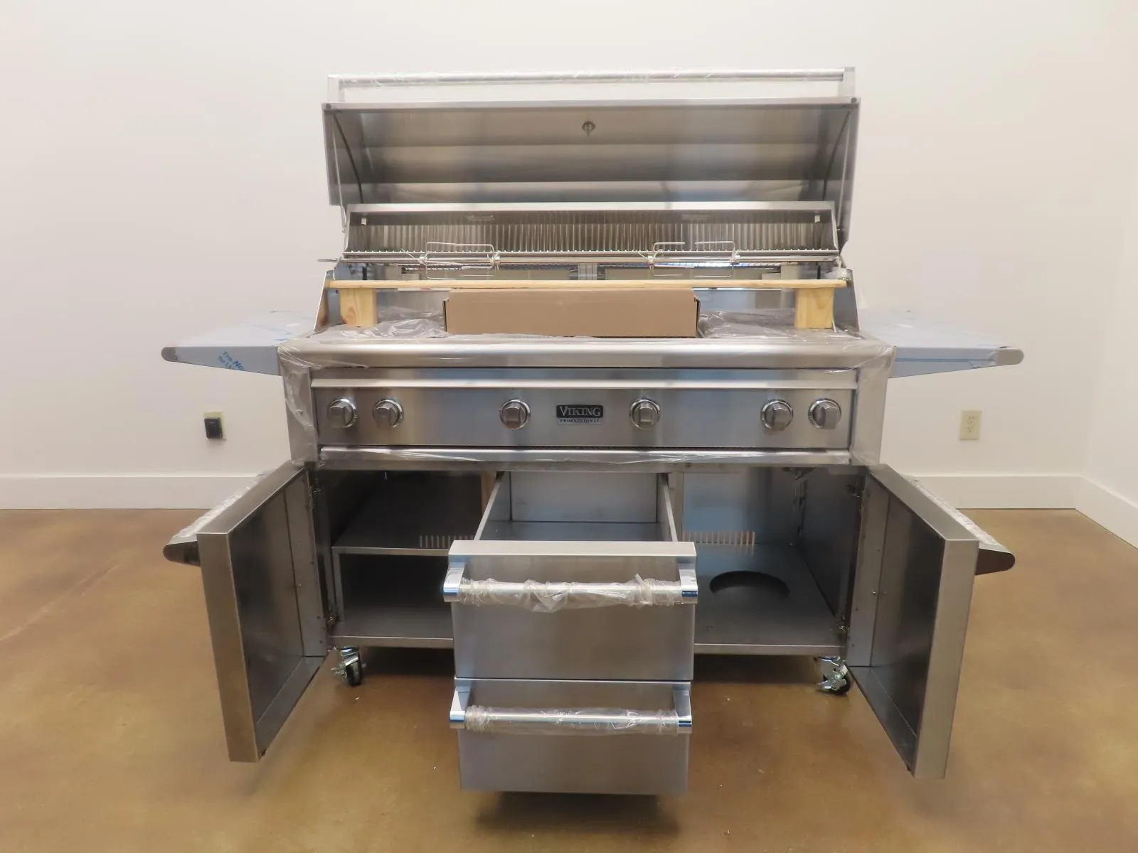 Viking 5 Series VQGFS5541NSS 54" Stainless S. Freestanding Gas Grill On a Cart