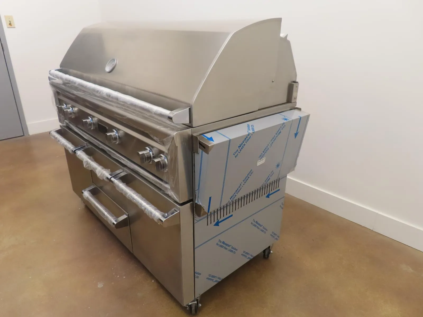 Viking 5 Series VQGFS5541NSS 54" Stainless S. Freestanding Gas Grill On a Cart