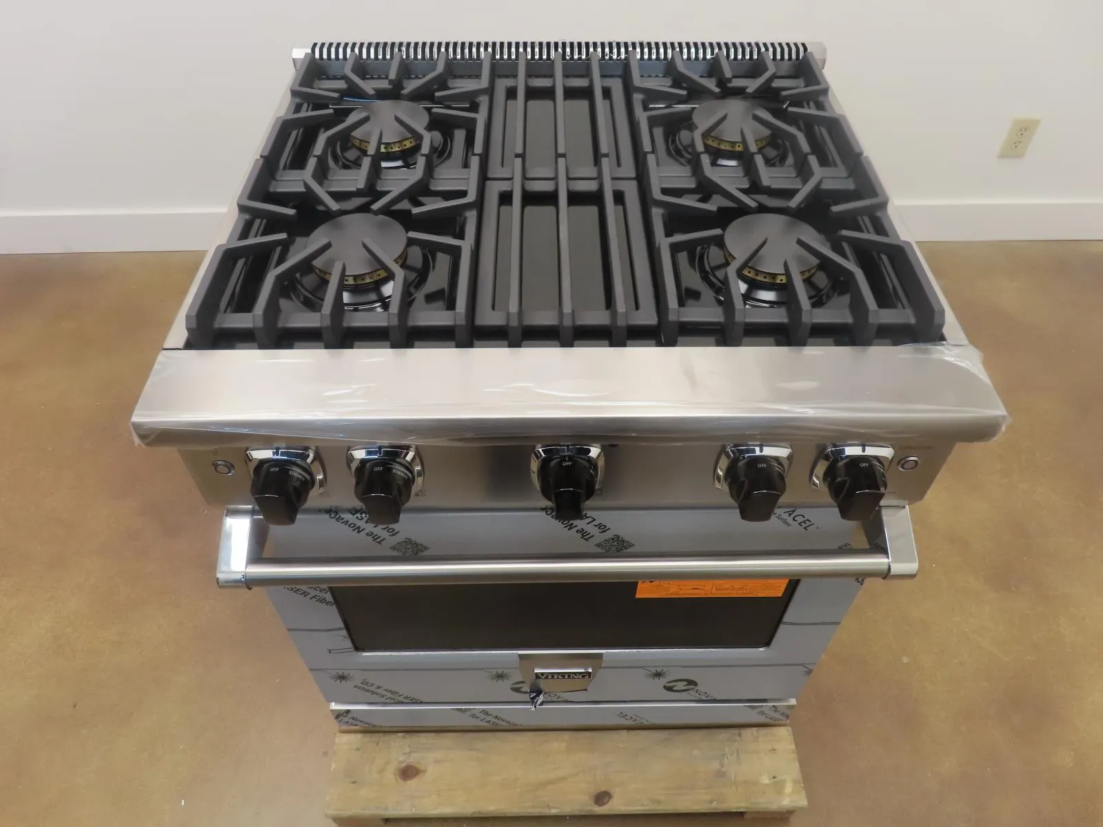 Viking Professional 5 Series 30" Freestanding Gas Range VGR5304BSSLP 2024 Model